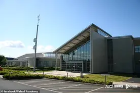 英国一所中学设“性别中立”的男女共用厕所，引发恐惧和愤怒图片