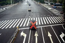 【曝光】这10辆车不按导向车道行驶已被抓拍！图片