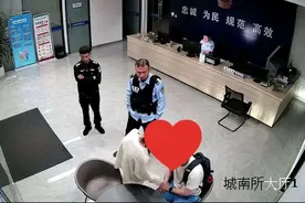 男孩同爸爸争吵负气出走，妈妈见到他后一个动作让他破防图片