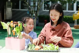浓情五月母亲节  制作花篮献母亲图片