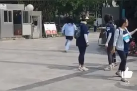 男子扮女装混进女厕所，被发现后疯狂逃窜，途中扔掉假发裙子和上衣图片