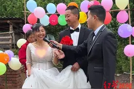 最浪漫的“母亲节礼物”：小伙为父母补上迟到30年的婚礼，自己做主持、奶奶当“花童”图片