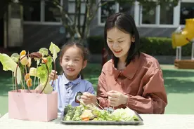 吉州区：制作花篮献母亲图片