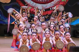 萌娃化身小小舞蹈家、演说家，真是太可爱啦图片