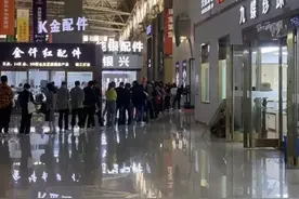 “一扫而光，全靠抢！”浙江这个市场连厕所都排满人，摊主：从没见过这样场景图片