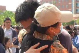果然视频丨德州二中举行成人仪式，学生与家长彼此拥抱热泪盈眶图片