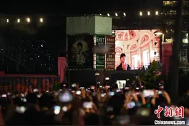 周杰伦香港演唱会气氛热烈 场外粉丝人山人海图片