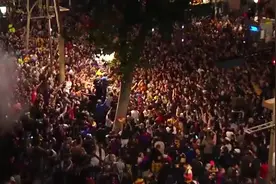 巴萨球迷上街庆祝巴萨夺冠，齐声高喊：“婊子巴黎”🤬图片