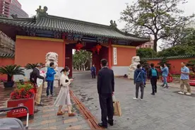 大学校门能否打开？上海部分高校只限亲友进出，催生黄牛倒卖“门票”图片