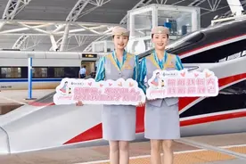 礼献母亲“花”式表达爱，高铁餐车开展母亲节主题活动图片