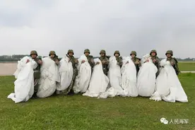 千米高空，海军陆战女兵上演真人跳图片