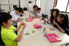 孩子制作钻石画，向母亲表达爱意图片