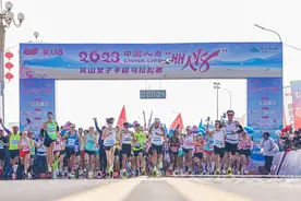 “女性力量”在乳山银滩绽放，乳山女子半程马拉松鸣枪起跑图片