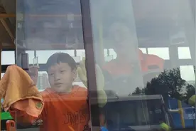 9岁小学生岗位上陪妈妈过母亲节图片