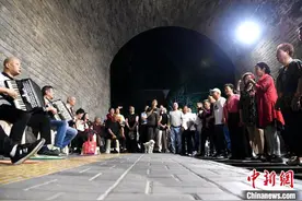 西安城墙下的夜生活图片