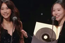 窦靖童“开口跪”被指模仿王菲，网友：有没有可能这个叫遗传图片