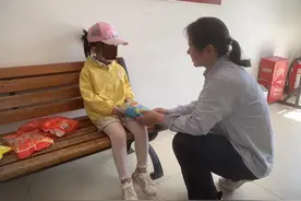萌娃随妈妈逛街不慎走失，武汉公交女司机帮其找到家人图片