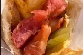 江苏苏州一顾客买肉饼咬下去发现有活蛆，网友：还在动，太恶心了图片