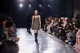 教学楼长廊化身T台 这场每年众多人关注的毕业汇展今年看点啥图片