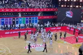 回浦中学耐高决赛战胜清华附中，校方：当晚让大家看比赛没安排晚自习，夺冠时教学楼沸腾了图片