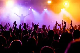 马上评｜演唱会成黄牛的狂欢，门票强制实名制可行吗？图片