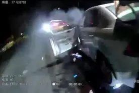 轿车当街起火，他拎起灭火器就冲了上去！图片