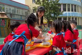萌娃遇见扎染 碰撞“布”一样的精彩图片