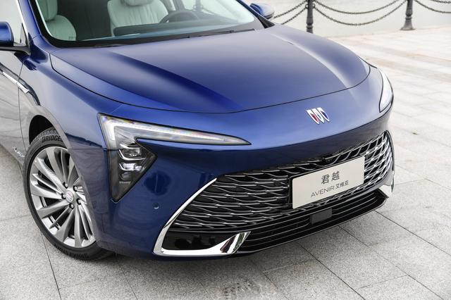 别克也卷起来了！新一代君越刚上市，20W左右就有这配置，哪款香?