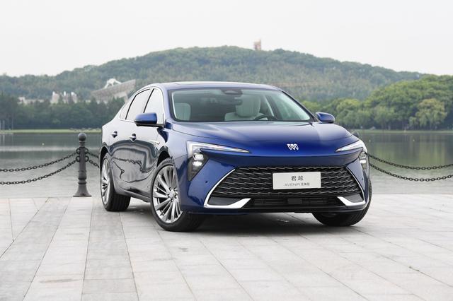 别克也卷起来了！新一代君越刚上市，20W左右就有这配置，哪款香?