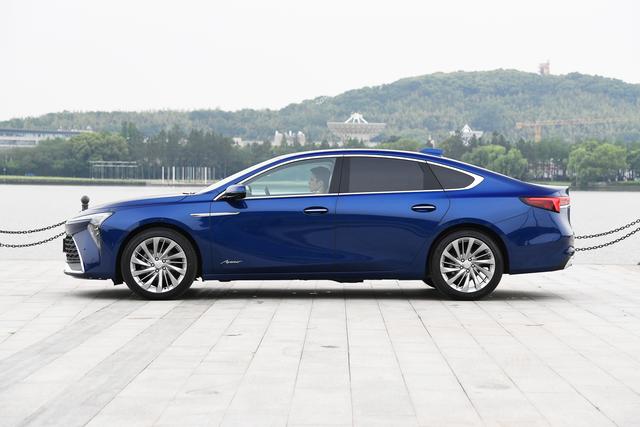 别克也卷起来了！新一代君越刚上市，20W左右就有这配置，哪款香?