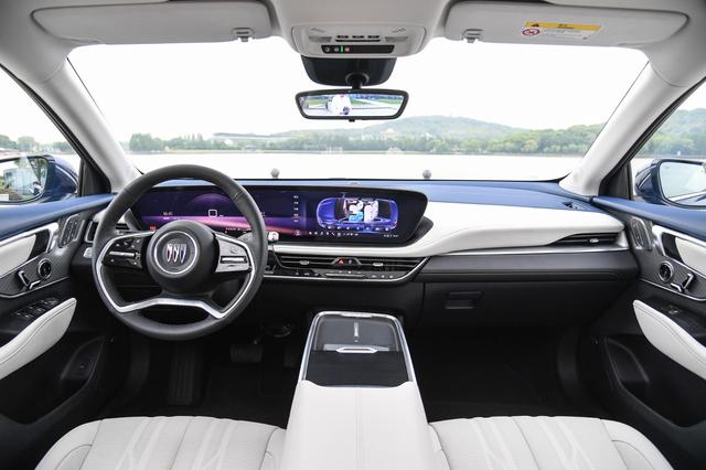 别克也卷起来了！新一代君越刚上市，20W左右就有这配置，哪款香?