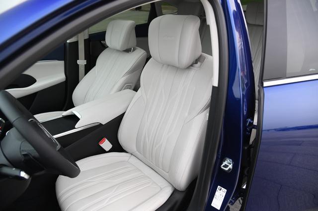 别克也卷起来了！新一代君越刚上市，20W左右就有这配置，哪款香?