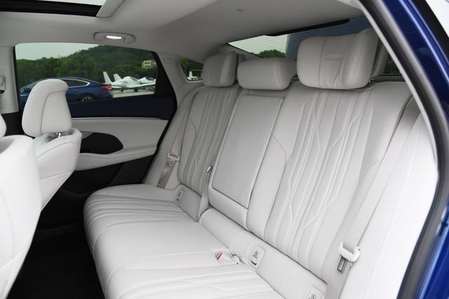 别克也卷起来了！新一代君越刚上市，20W左右就有这配置，哪款香?