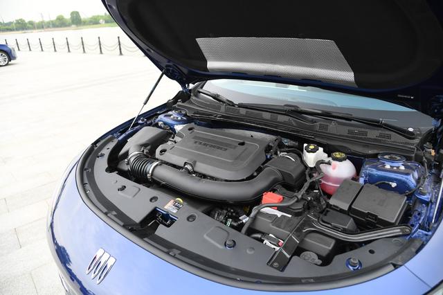 别克也卷起来了！新一代君越刚上市，20W左右就有这配置，哪款香?