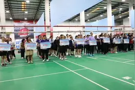 视频丨超燃！19支队伍争霸连州企业职工羽毛球大赛，快来为他们打call图片