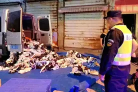 流动鞋摊占道经营，松江城管管了！图片