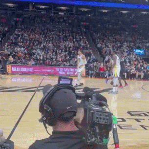 什么叫专业呐！美媒晒NBA转播摄影师对比赛的跟进 画面轻松拿捏图片
