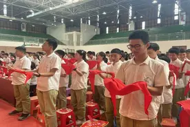 常德市一中柳叶湖学校举行离队入团暨十四岁青春仪式图片