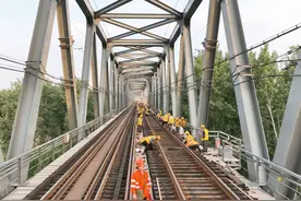 孙口黄河铁路特大桥首次更换新型树脂桥枕图片