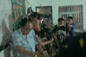 高三学生凑钱买鲜花蛋糕为班主任庆生：老师许的愿望是学生健康快乐图片