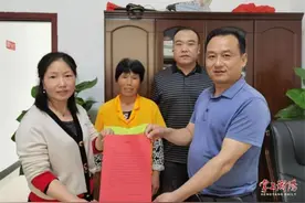 公厕内捡到6000多元现金，环卫工人张位桃拾金不昧图片