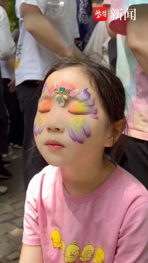 95后美术老师辞职摆摊画面部彩绘，圆了小朋友的童话梦