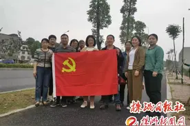 芦淞区园林绿化养护大提质——为行道树缠“腰带”图片