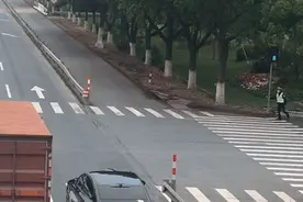 快停下！浙江海宁一路口，执勤人员边狂奔边大喊！图片