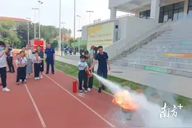 校园失火怎么办？清城洲心举办消防演练提高师生自救能力图片