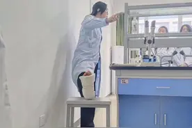 武汉女教师骨折后坚持站着上课，学生每天抢着接送她图片