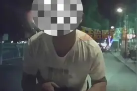 惊险！夫妻吵架 妻子赌气开车  丈夫趴车头阻拦图片