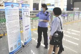 皇岗边检出境便民指南“易拉宝”助旅客快捷通关图片