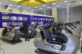 昆明发出全国首张新能源C5车型驾驶证图片