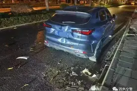 无语至极！凌晨肇事不报警，两人竟抬着车跑？！图片